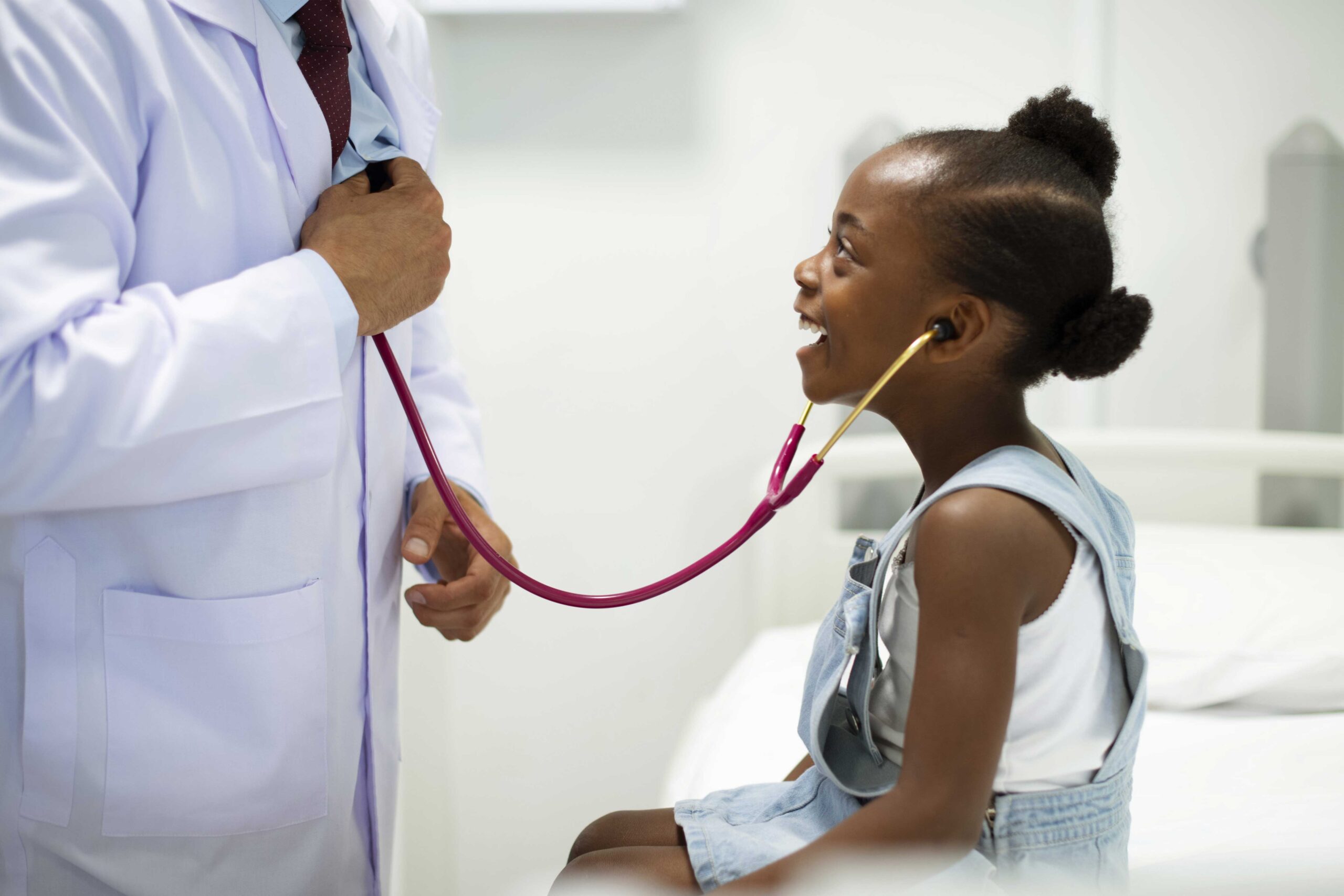 Soins pédiatriques avec attention